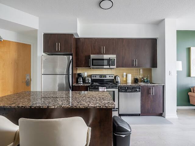 Less than*500m* to everything! DT T.O+Parking gallery image 4