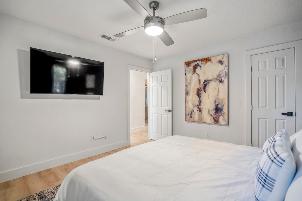 每间卧室配备舒适的加大双人床和50英寸智能4K电视。