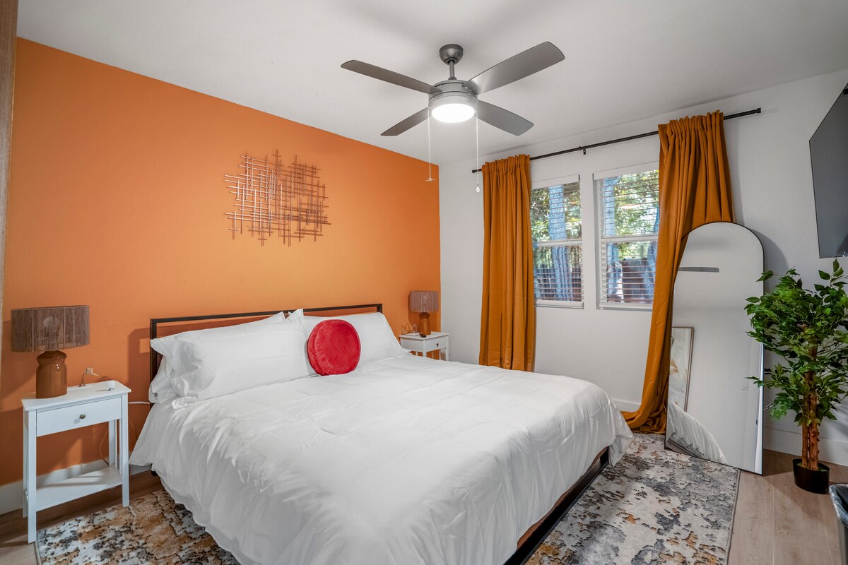 每间卧室配备舒适的加大双人床和50英寸智能4K电视。