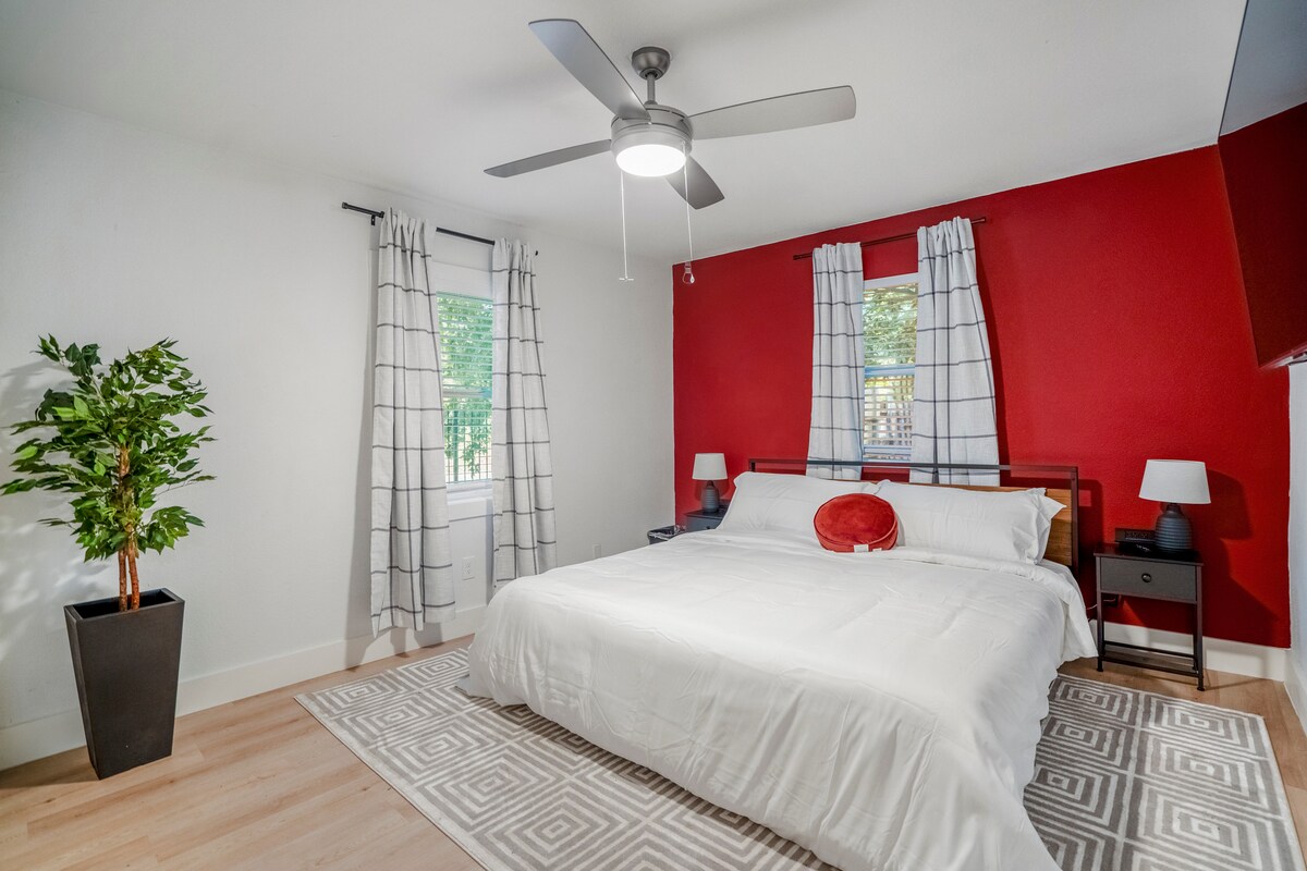 每间卧室配备舒适的加大双人床和50英寸智能4K电视。