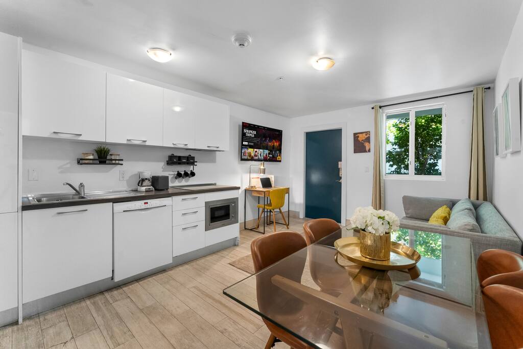 Deluxe 2-Bedroom Apartment sleeps up to 8