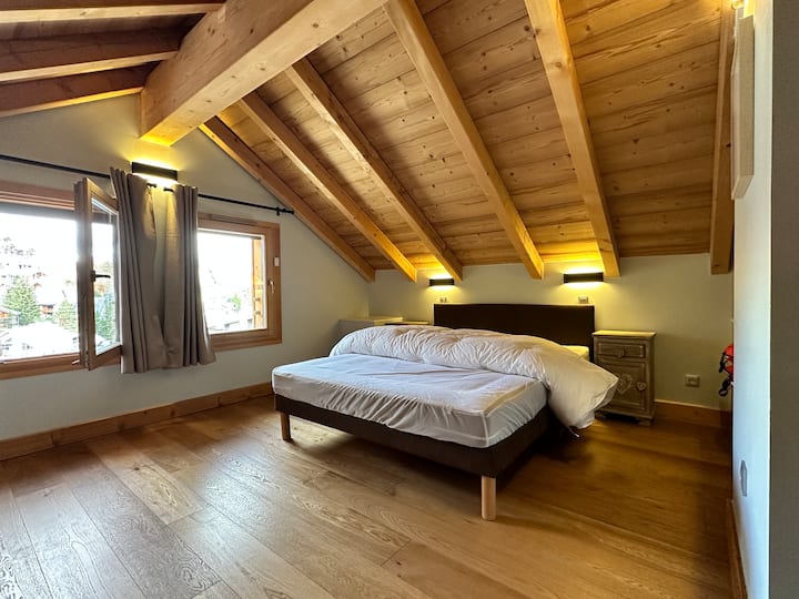 Mezzanine master suite with storage, desk and fotelja!