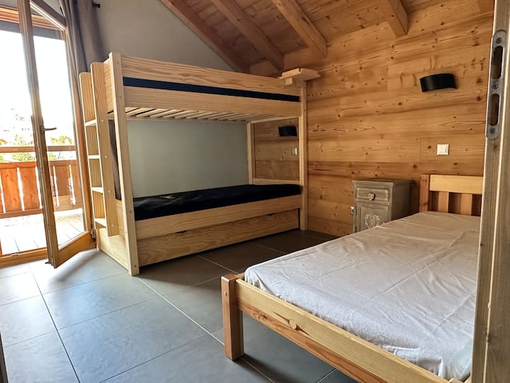 Spavaća soba, 4 kreveta (1 krevet za jednu osobu 90 cm + 1 krevet na kat na izvlačenje), spremište i pristup terasi.