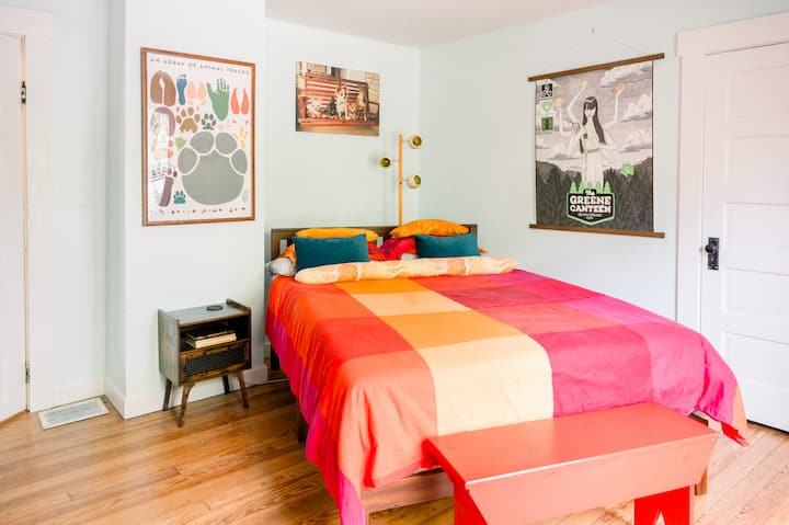 Kitanda cha Malkia na Runinga, makabati mawili, kioo kirefu na rafu ya nguo.