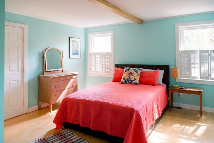 Kitanda cha Malkia, kabati, dawati, runinga, rafu ya nguo na kioo kirefu.