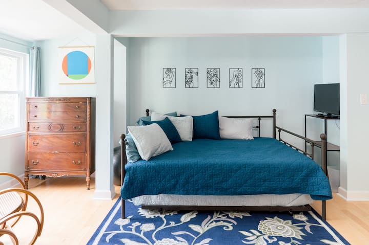 Chumba cha kulala cha 1 chenye kitanda cha ukubwa wa kawaida cha kukunjika chini. Chumba cha kulala cha 1 pia kina runinga, kabati la nguo, rafu ya vitabu, kiti cha kubembea, vifaa vya yoga na pilates na SAUNA.