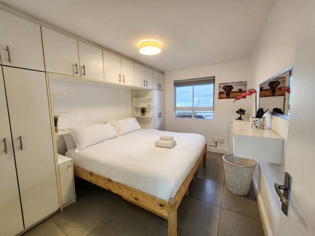 2 Bedroom Condo with Mountain, City and Sea Views gallery image 2