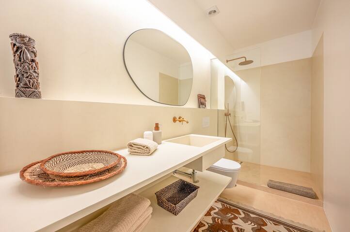 Family House • AC • Fast Wi-Fi • Prime Location gallery image 5