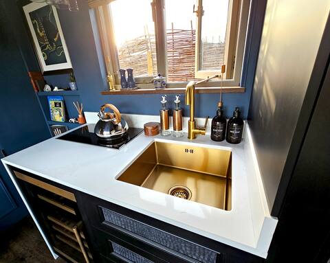 Successful Airbnb property: Lavish Retreat & Champagne 30mins Taxi from London in Claygate