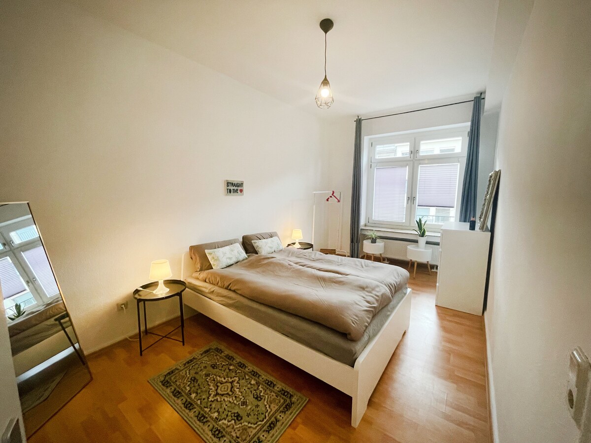 您的卧室白天非常明亮，晚上您可以完全变暗。 橱柜区域为您提供存放物品的足够空间