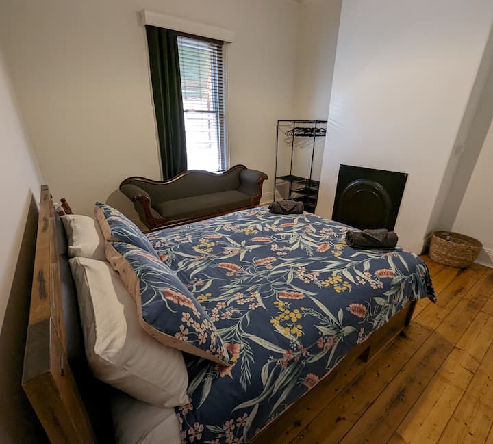 ห้องนอน 1 พร้อมเตียงควีนไซส์