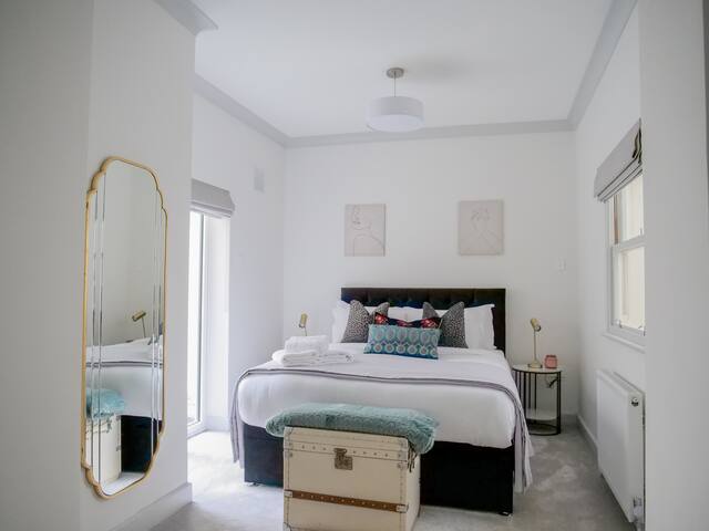 Super Spacious 3 Bedroom and 3 Bathroom Apartment gallery image 4