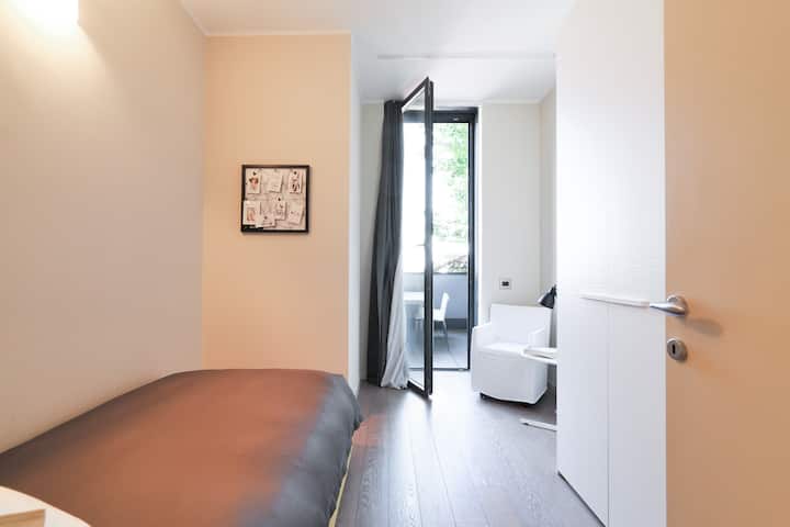 ห้องนอนพร้อมเตียงขนาดใหญ่ 