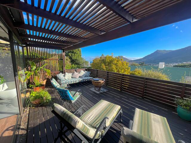 Gorgeous 4 Bedroom home, Mountain View’s and Solar gallery image 2