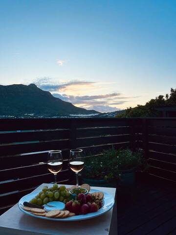 Gorgeous 4 Bedroom home, Mountain View’s and Solar gallery image 3