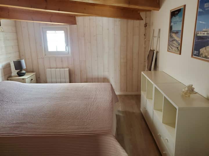 غرفة نوم 160 × 200 (أو سريرين 80 × 200)