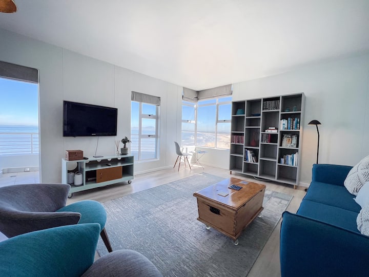 Dnevni boravak s pogledom na ocean. Smart TV i puni DStv pristup