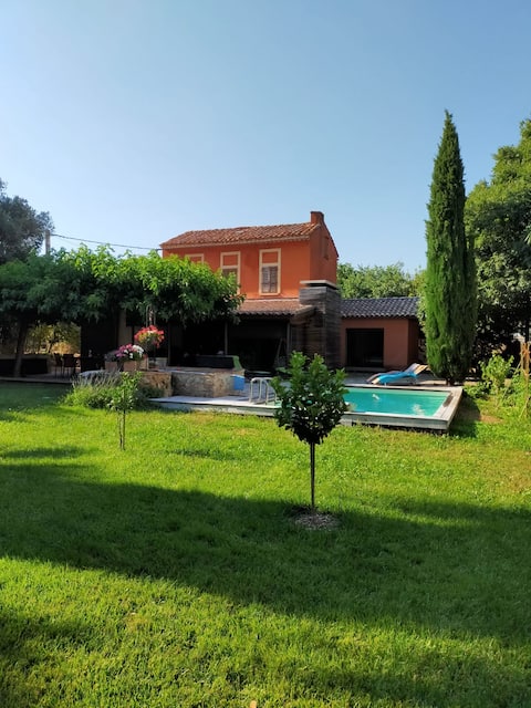 Villa, 5 minutes from the city center