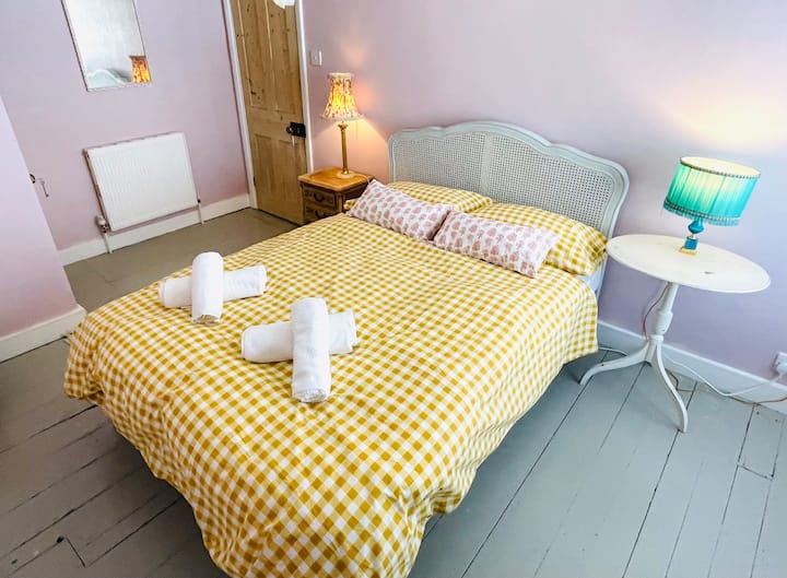 غرفة نوم رئيسية بسرير مزدوج بحجم كبير 