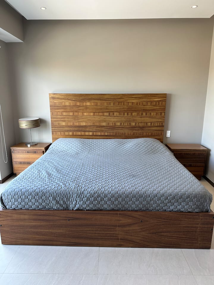 Spavaća soba 1 bračni krevet (širine 180 - 200 cm)