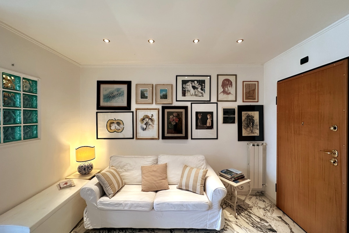 Влез, дневна соба со кауч на спуштање кој може да се трансформира во двоен кревет
Влезот, пространа дневна соба, со двоен кауч на спуштање. Телевизор