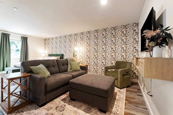 Sala de estar con sofá cama tamaño queen y cómoda tumbona. Se proporcionan almohadas, sábanas y sábanas adicionales.