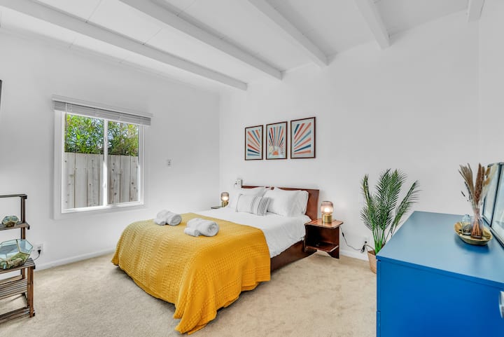 第二间卧室位于房子的另一侧，配有标准双人床。