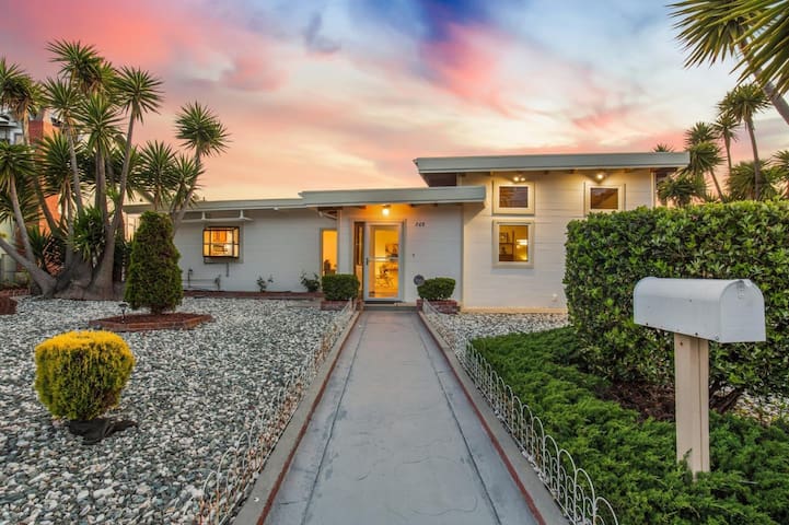 Updated Lux Mid-Century Modern Home 0.5mi to Beach
