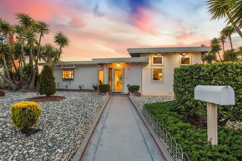 Updated Lux Mid-Century Modern Home 0.5mi to Beach