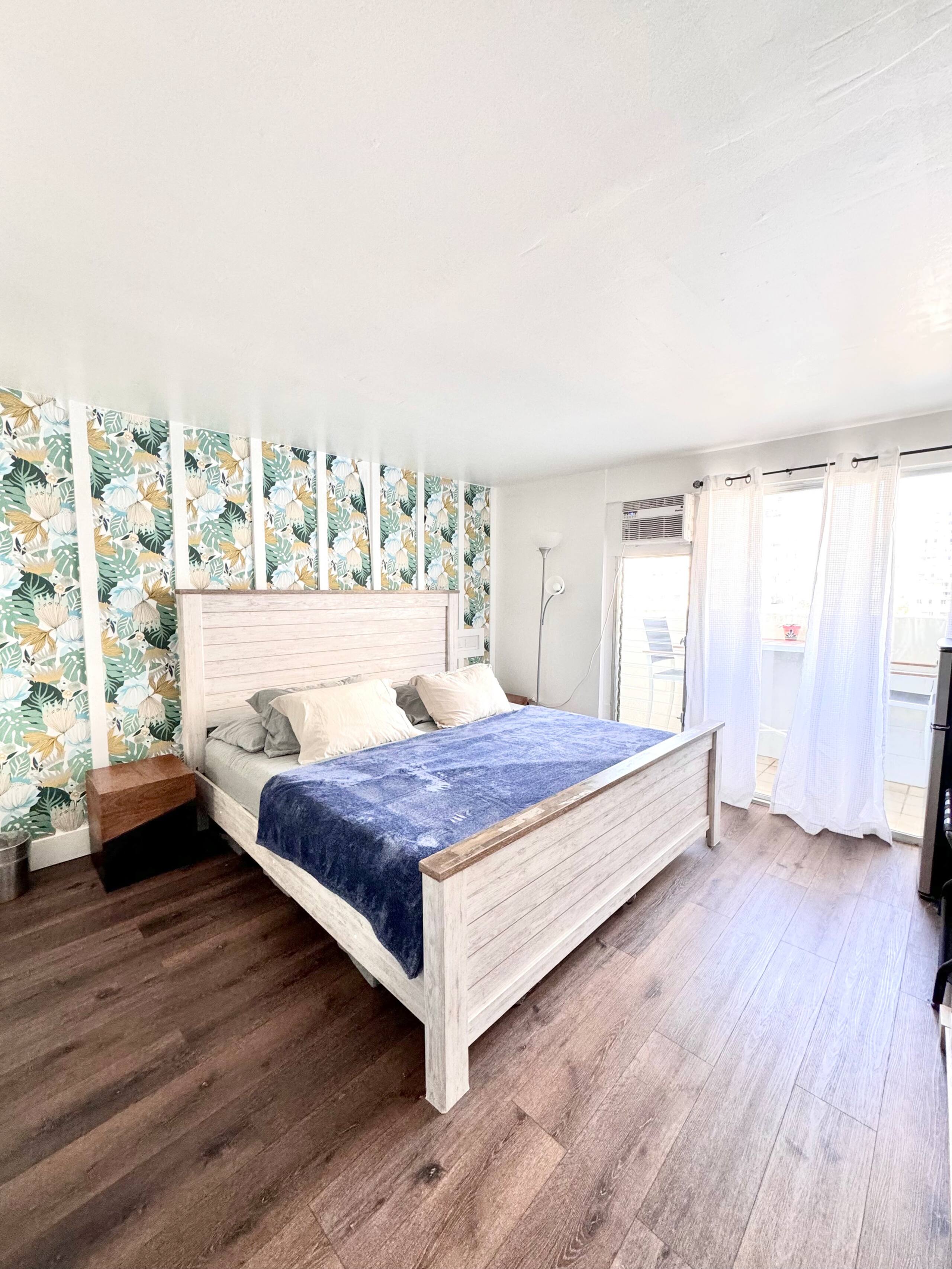 Cozy Studio w/ Private Balcony - Image 1
