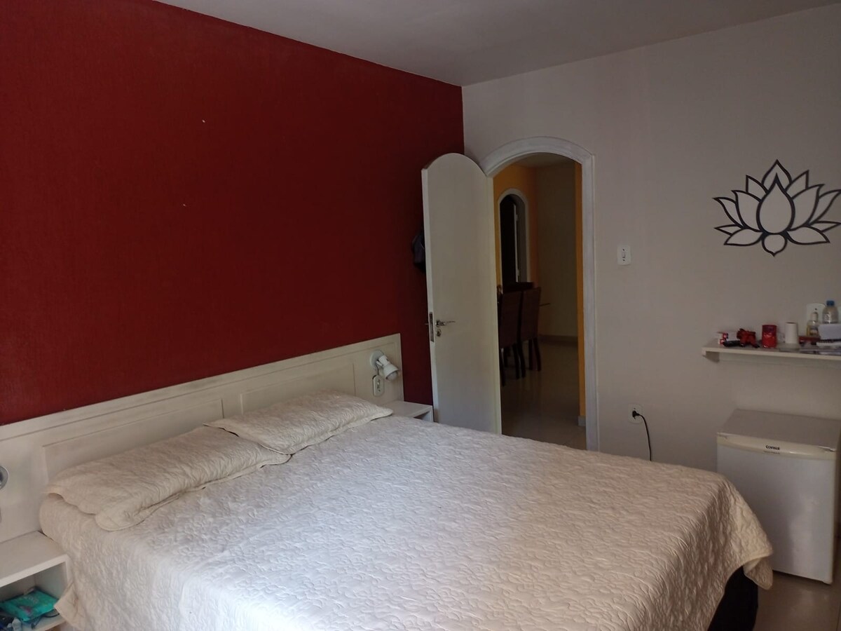 Udobna soba s klima-uređajem i minibarom.