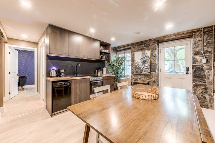 North House Beautiful Vieux Quebec 2 Bed Apt gallery image 3