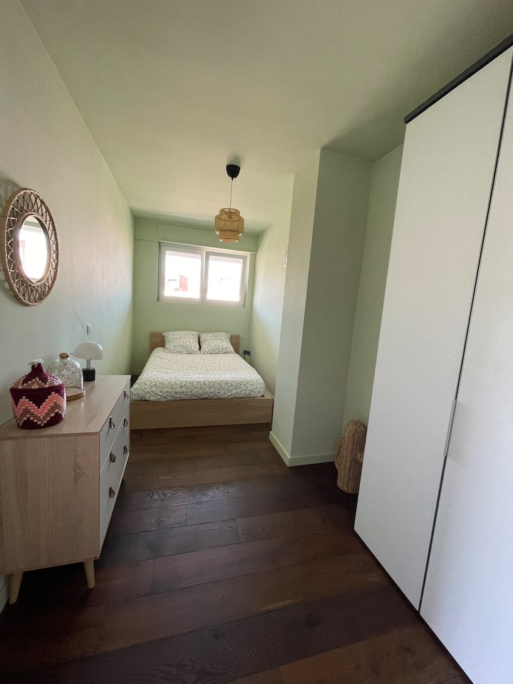 Manželská posteľ s dvoma skrinkami na uloženie vecí.