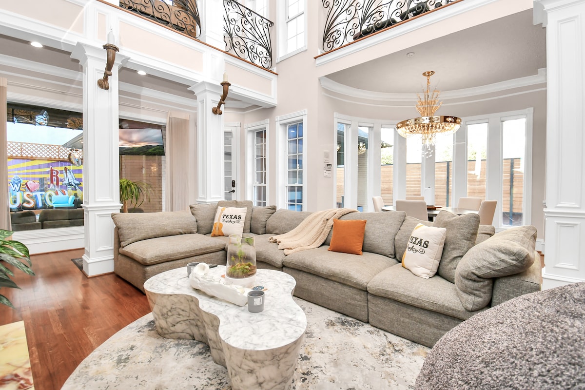 Popular Airbnb listing: *New* | 5 min to Galleria | Hot Tub | World Cup in Greater Uptown