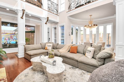 Popular Airbnb listing: *New* | 5 min to Galleria | Hot Tub | Private Gate in Greater Uptown
