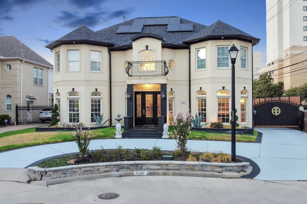 *New* | 5 min to Galleria | Hot-tub | King Beds
