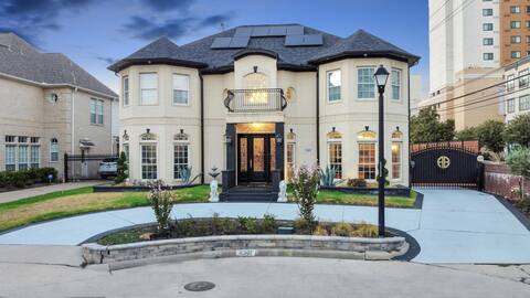 *New* | 5 min to Galleria | Hot-tub | King Beds