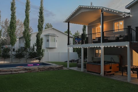 Close to Ski Resorts & Downtown w/ Private Hot Tub