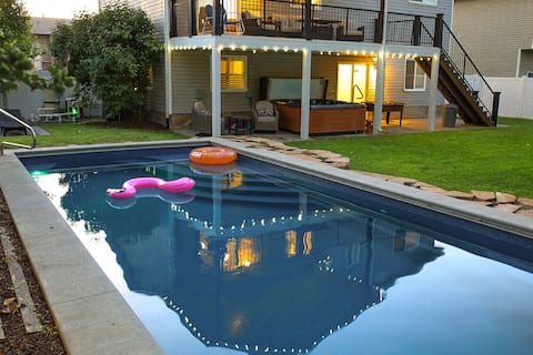 Private Pool and Hot Tub Close To Airport/Downtown