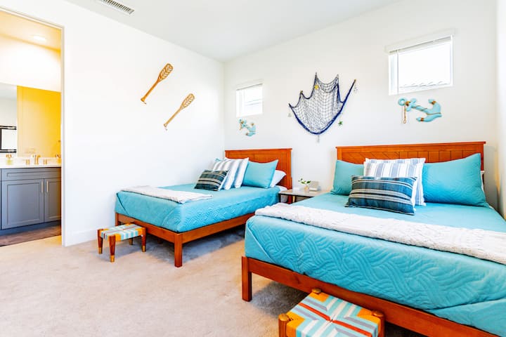 Chambre attenante à l'étage : deux lits doubles, matelas en mousse à mémoire de forme, la microfibre double brossée est confortable ou rafraîchissante, selon la saison, l'ensemble de draps léger est idéal pour tous les dormeurs. Oreillers de luxe, . Salle de bain privée