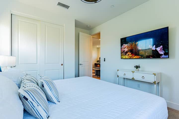 Chambre attenante à l'étage : lit KING Size, matelas en mousse à mémoire de forme, microfibre double brossée est confortable ou rafraîchissante, selon la saison, l'ensemble de draps légers est idéal pour toutes les personnes qui dorment. Oreillers de luxe, télévision connectée et câble. Salle de bain privée.