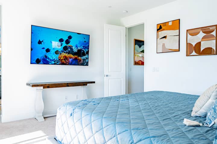 Chambre des maîtres : en-suite.LAKE VIEW ! Le lit KING Size , la microfibre double brossée est confortable ou rafraîchissante, selon la saison, l'ensemble de draps légers est idéal pour toutes les personnes qui dorment. Oreillers de luxe, télévision connectée et câble. Salle de bain privée, douche et baignoire sur pieds