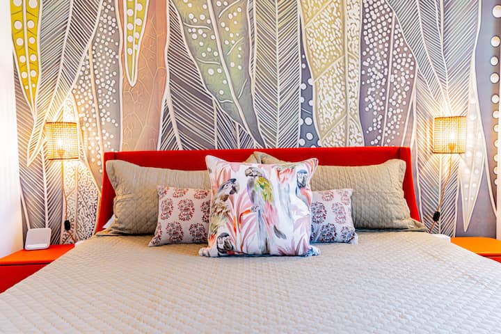 Chambre attenante en bas : lit KING Size, matelas en mousse à mémoire de forme, microfibre double brossée est confortable ou rafraîchissante, selon la saison, l'ensemble de draps légers est idéal pour tous les dormeurs. Oreillers de luxe, télévision connectée et câble. Salle de bain privée.