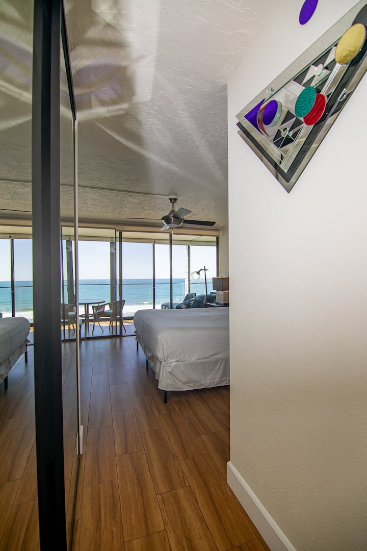 Entrada al dormitorio principal con cama king