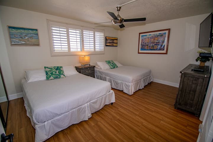 El dormitorio tiene 2 camas tamaño queen
