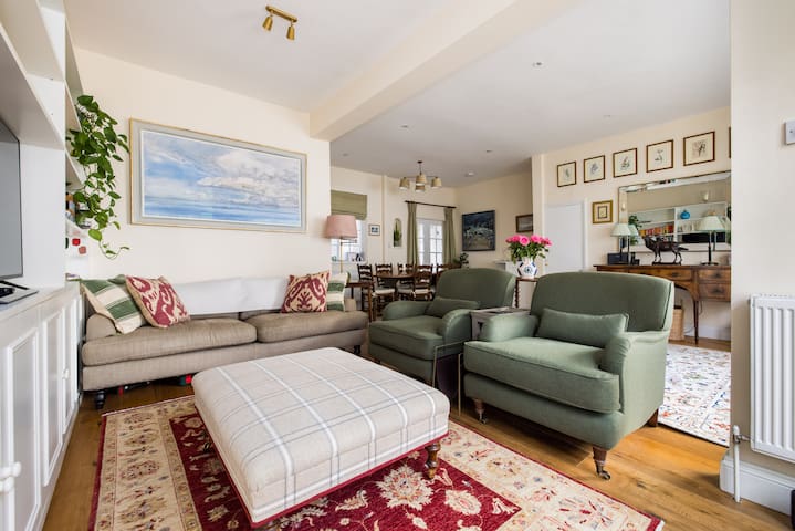 Traditional Treasure – 3 Bedroom Home by Hyde Park