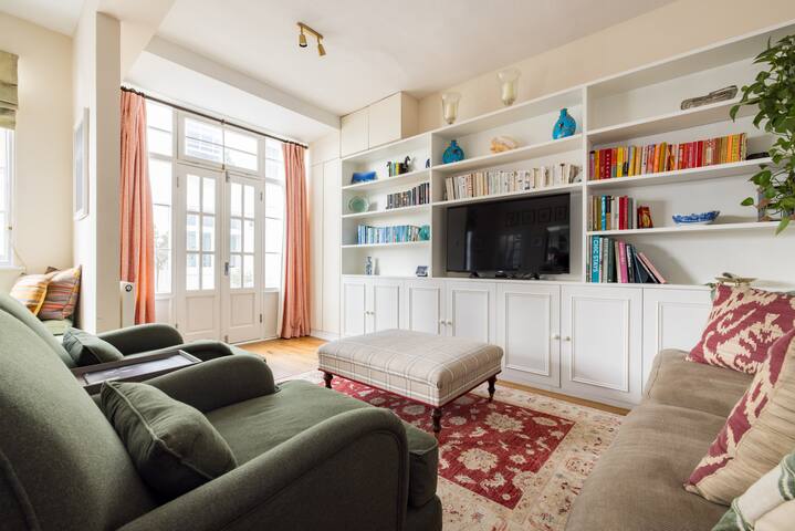 Traditional Treasure – 3 Bedroom Home by Hyde Park gallery image 2