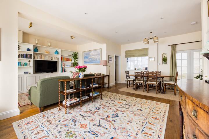 Traditional Treasure – 3 Bedroom Home by Hyde Park gallery image 4