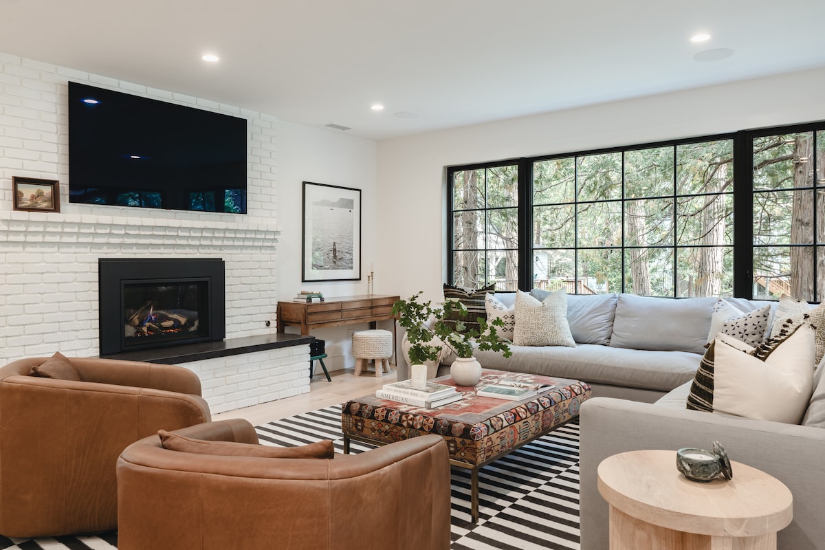 Top Airbnb: Ravenwood House, lakefront on Orchard Bay w/ dock in Lake Arrowhead