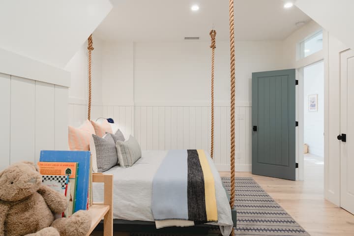 تقع غرفة النوم هذه في الطابق العلوي.